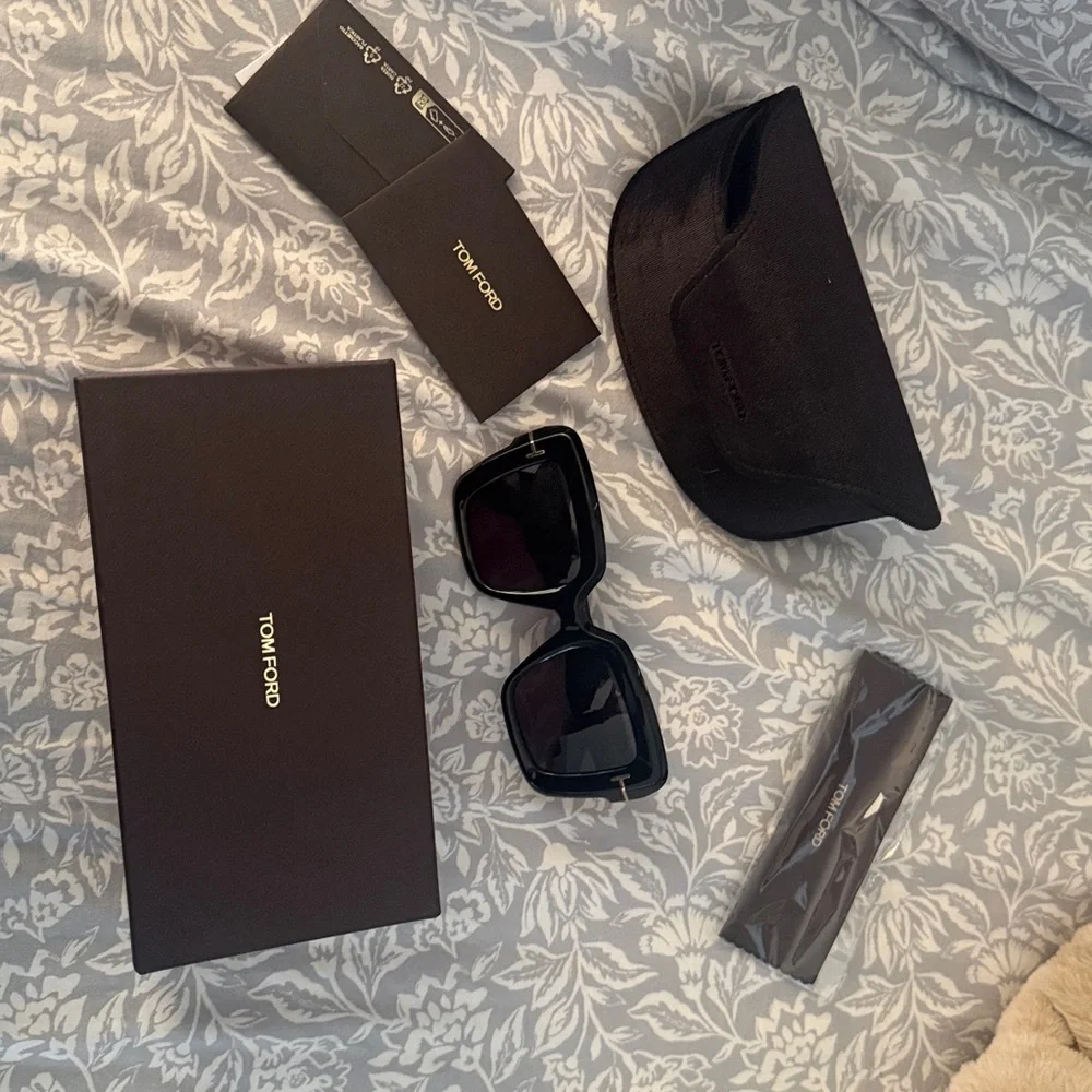 New Authentic  TOM FORD Esme Sunglasses Black & Gold